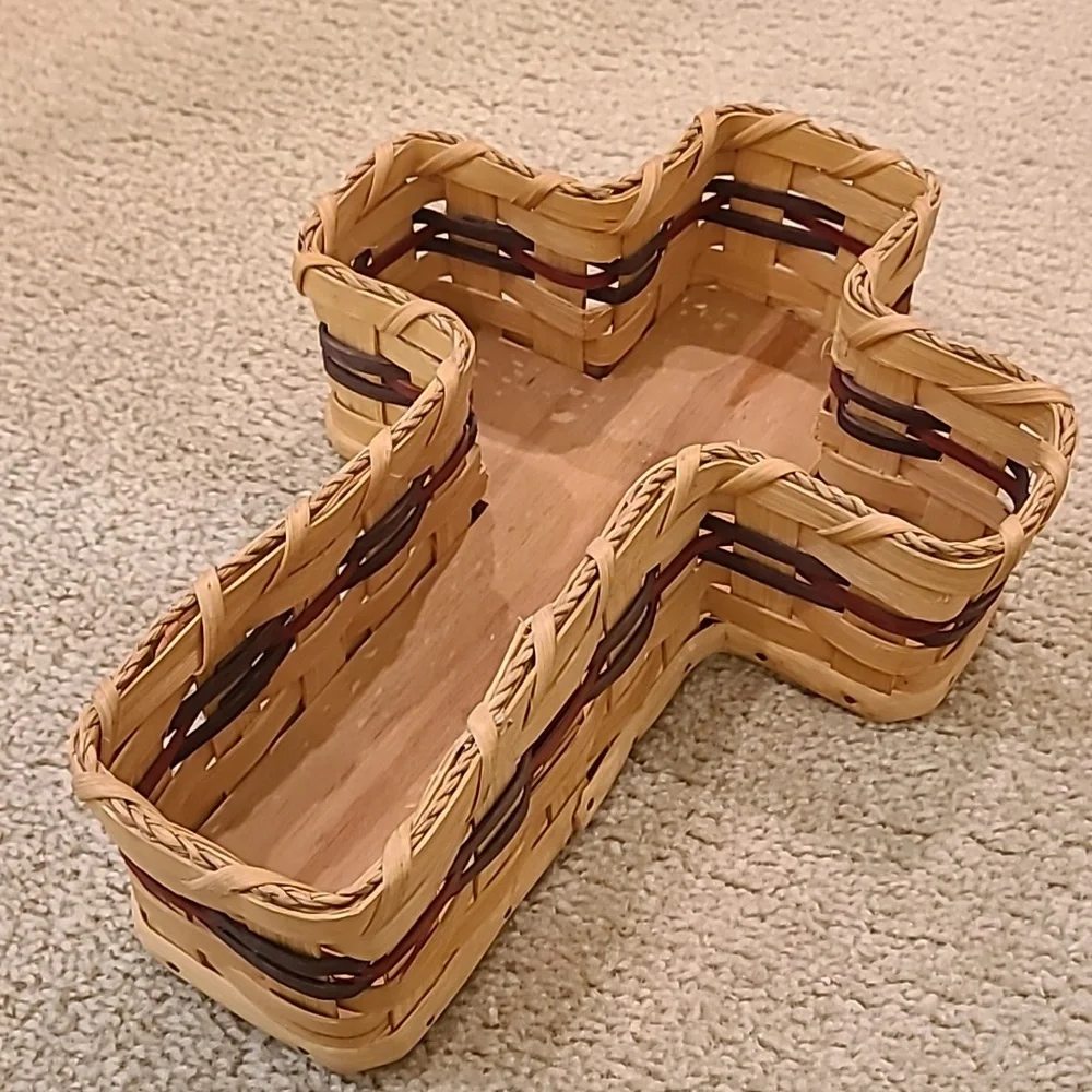 Vintage Hamdmade Cross ✝️  Basket - Picture 2 of 6